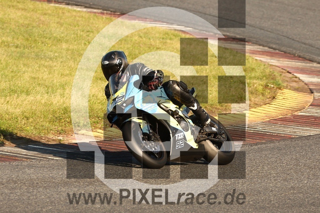 0092-20250909_12958 | Schöne Erinnerungen an spannende Momente - das festzuhalten ist unser Job. PIXELrace.de ist seit 2003 auf den Rennstrecken Europas unterwegs um die Action draußen beim Fahren und die wunderbare Stimmung imm Fahrerlager für euch einzufangen.