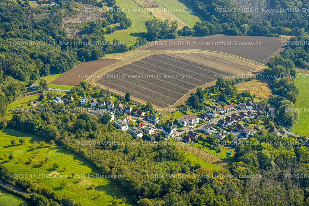 Froendenberg220901130 | Luftbild, Wohnsiedlung Ostbürener Straße, landwirtschaftliche Felder, Fröndenberg, Fröndenberg/Ruhr, Ruhrgebiet, Nordrhein-Westfalen, Deutschland