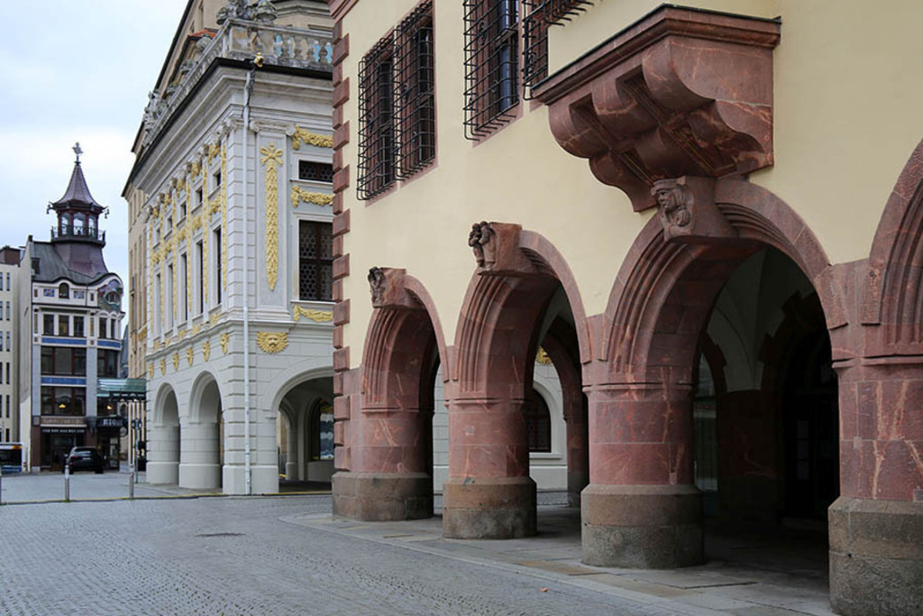 Bildlexikon Leipzig - Altes Rathaus - Blick vom Salzgässchen auf Rathausarkaden sowie Alte Handelsbörse und Riquethaus | Das Team hinter BILDLEXIKON LEIPZIG bündelt historische wie aktuelle Informationen über die Stadt Leipzig in Text und Bild auf einer Plattform und stellt diese der interessierten Öffentlichkeit zur Verfügung.
