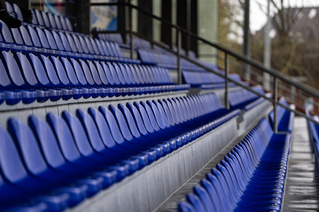 Fußball I Herren I Saison 2025-2026 I Regionalliga Nord I 23. Spieltag I TuS Blau-Weiß Lohne - SC Weiche Flensburg 08 I 0002 | Tribüne vom BW Lohne - Realisiert mit Pictrs.com