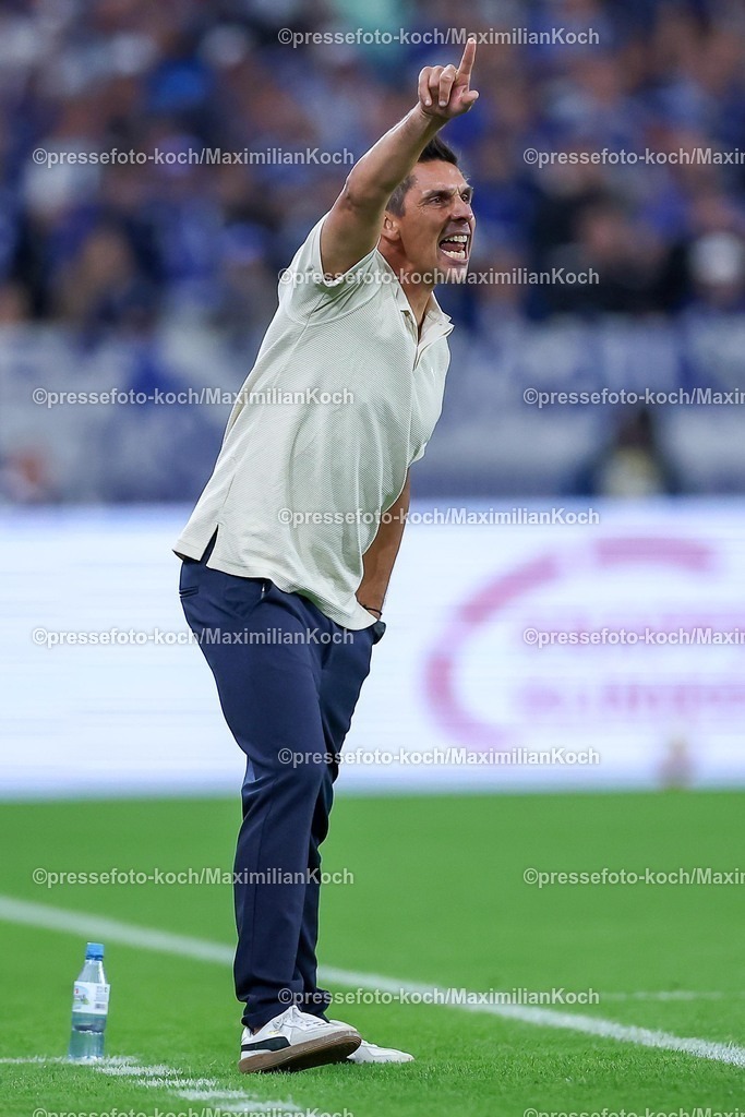 S0413092501069 | 13.09.2025, Fußball, FC Schalke 04 - Holstein Kiel, 5.Spieltag, 2. Fußball Bundesliga, Veltins-Arena Gelsenkirchen, Saison 2025 2026: Cheftrainer Marcel Rapp (Holstein Kiel)  gestikulierend am Spielfeldrand DFB regulations prohibit any use of photographs as image sequences and or quasi-video.