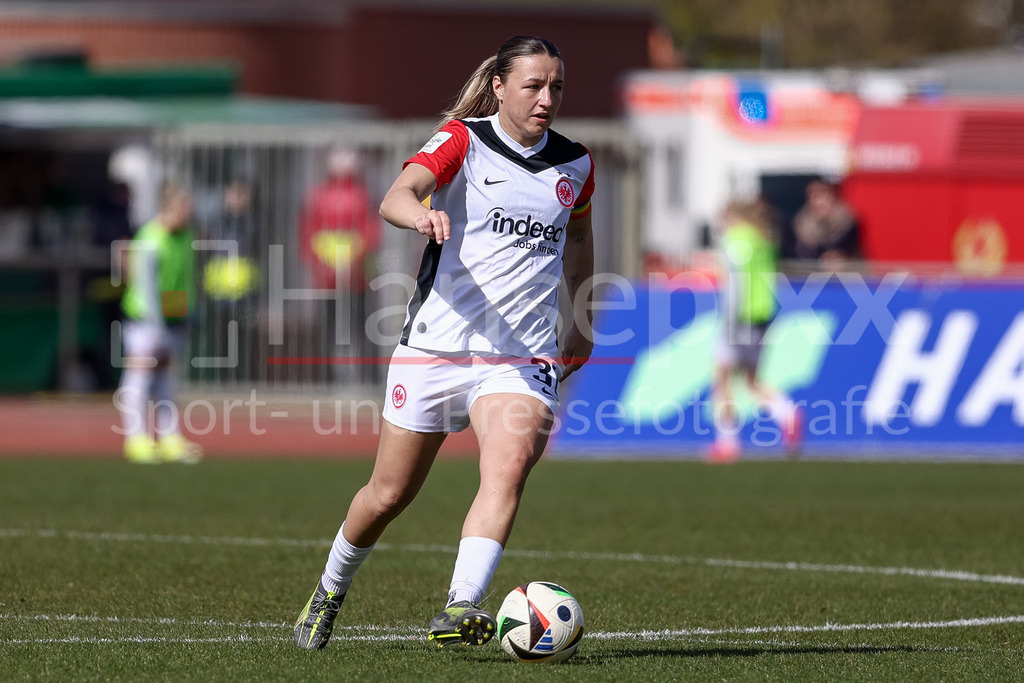 Fussball, Google Pixel Frauen-Bundesliga, SV Werder Bremen - Eintracht Frankfurt | v.li.: Tanja Pawollek (Eintracht Frankfurt, 31) am Ball, Freisteller, Einzelbild, Ganzkörper, Aktion, Action, Spielszene, DIE DFB-RICHTLINIEN UNTERSAGEN JEGLICHE NUTZUNG VON FOTOS ALS SEQUENZBILDER UND/ODER VIDEOÄHNLICHE FOTOSTRECKEN. DFB REGULATIONS PROHIBIT ANY USE OF PHOTOGRAPHS AS IMAGE SEQUENCES AND/OR QUASI-VIDEO.