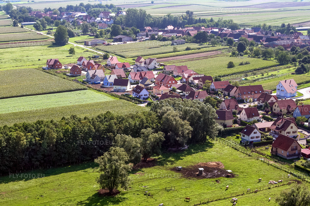 Vue aérienne: Rue du Chemin de Fer à Niederlauterbach dans le département Bas Rhin, France.Photo: IMG_3573.jpg prise le 31/08/2006 par Werner Riehm/FLY-FOTO.euRésolution de l'original: 2942 x 1961 px