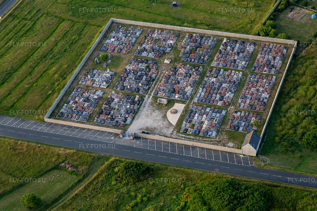Vue aérienne: Cimetière à le quartier St-Guenole-St Pierre in Penmarch dans le département Finistère, France. Photo: IMG_132626.jpg prise le 17/06/2022 par Werner Riehm/FLY-FOTO.eu – Résolution de l'original: 5472 x 3648 px