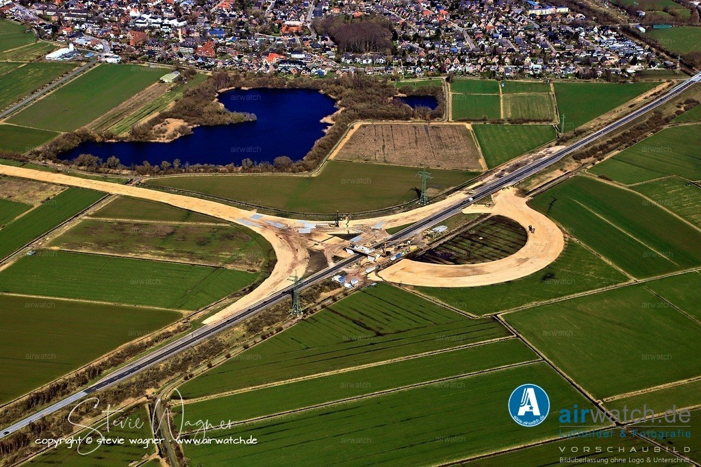 Husum - Westtangente - innerstädtische Umgehungsstraße - Luftbilder | Der letzte Bauabschnitt, der mit der Verlegung des Bahnübergangs Richtung Dockkoog einherging, wurde im Jahr 2025 offiziell abgenommen.