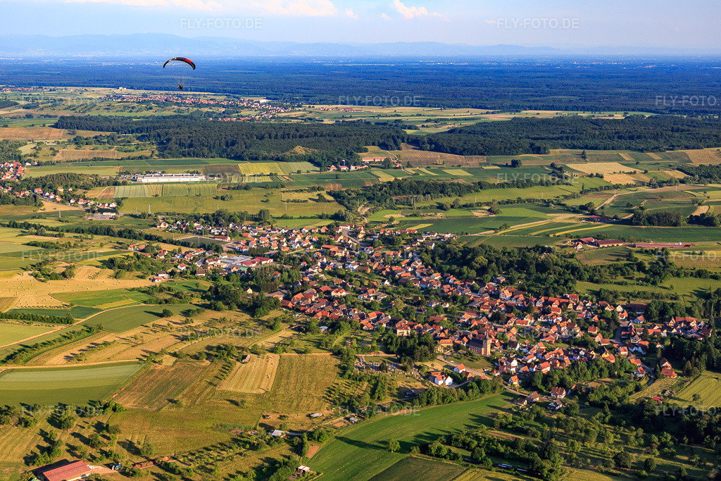 Luftbild: Ortsansicht von Norden in Preuschdorf im Bundesland Bas-Rhin in Frankreich. – Foto: IMG_080229.jpg vom 05.06.2015 durch Werner Riehm/FLY-FOTO.de – Auflösung des Originals: 5472 x 3648 px