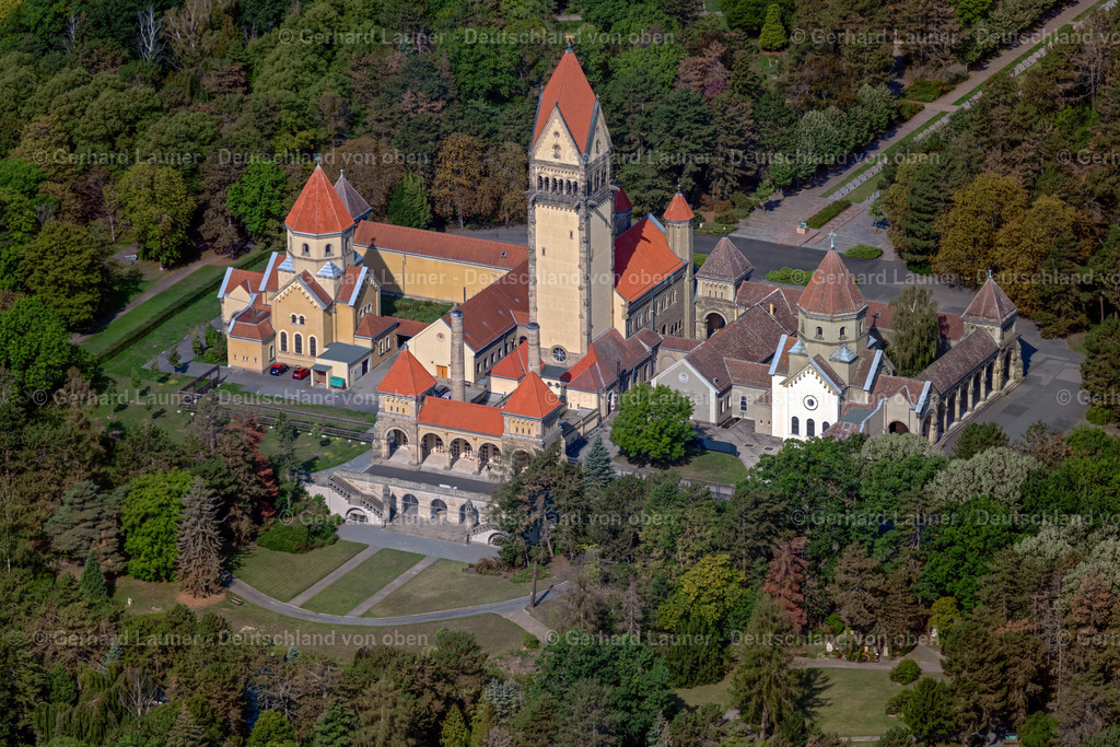 4039166 | LEIPZIG 14.09.2020 Krematorium und Trauerhalle zur Beisetzung auf dem Gelände des Friedhofes " Südfriedhof " im Ortsteil Probstheida in Leipzig im Bundesland Sachsen, Deutschland. Weiterführende Informationen bei: Stadt Leipzig. // Crematory and funeral hall for burial in the grounds of the cemetery " Suedfriedhof " in the district Probstheida in Leipzig in the state Saxony, Germany. Further information at: Stadt Leipzig. Foto: Gerhard Launer