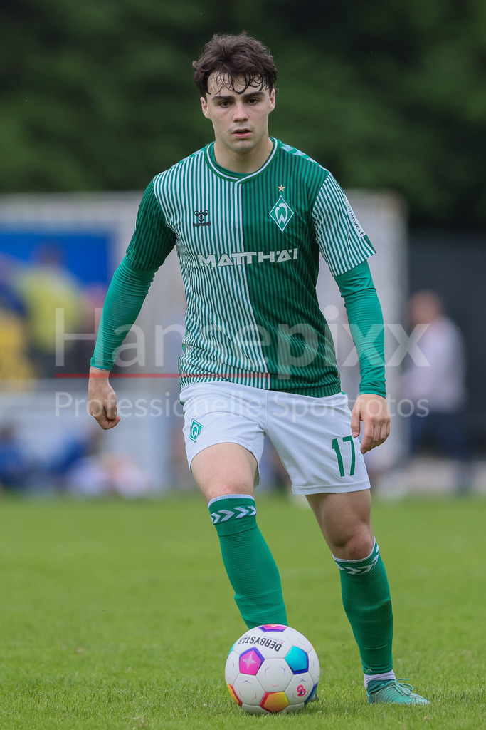 Fussball, Relegation Regionalliga Nord, SV Werder Bremen II - Holstein Kiel II | v.li.: Jakob Löpping (SV Werder Bremen II, 17) am Ball, Freisteller, Einzelbild, Ganzkörper, Aktion, Action, Spielszene