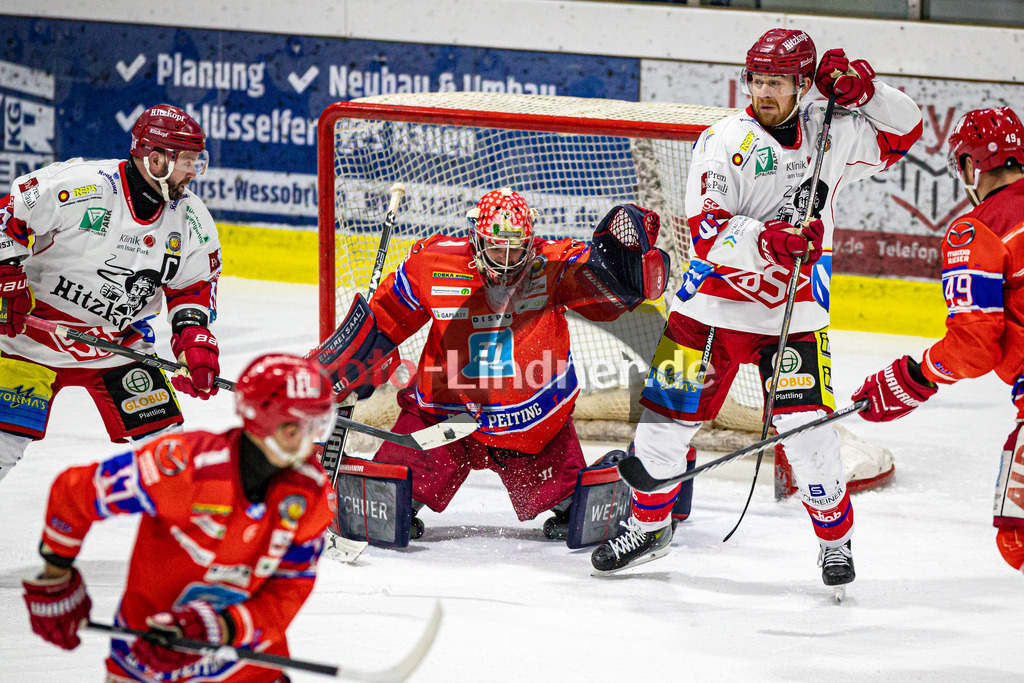 EC Peiting vs Deggendorfer SC | Eishockey Oberliga Süd Vorrunde 2024/2025, EC Peiting vs Deggendorfer SC, 20241228,Warten auf den Schuss, vor dem Tor,2024-12-28 in Peiting (Eisstadion)Curtis LEINWEBER (DSC 11), Andreas MAGG (ECP Goali 32), Marco BASSLER (DSC 44)Copyright: WolfgangxLindner foto-lindner.de
