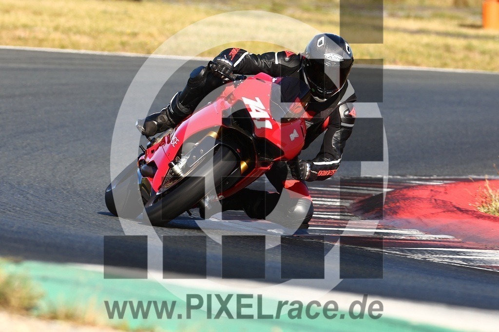 0741-20240914_00673 | Schöne Erinnerungen an spannende Momente - das festzuhalten ist unser Job. PIXELrace.de ist seit 2003 auf den Rennstrecken Europas unterwegs um die Action draußen beim Fahren und die wunderbare Stimmung imm Fahrerlager für euch einzufangen.