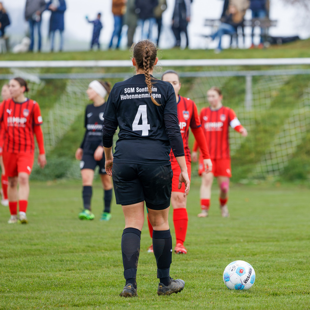 HOHFCH_251109_6569 | 1.FC Heidenheim 1846 II vs. GAST, Fußball, Frauen, Bezirksliga, 2025/2026, X. Spieltag, 03.10.2025 in Heidenheim, Kunstrasen b. Voith-Arena West(Foto: Michael Bulling) - Realisiert mit Pictrs.com