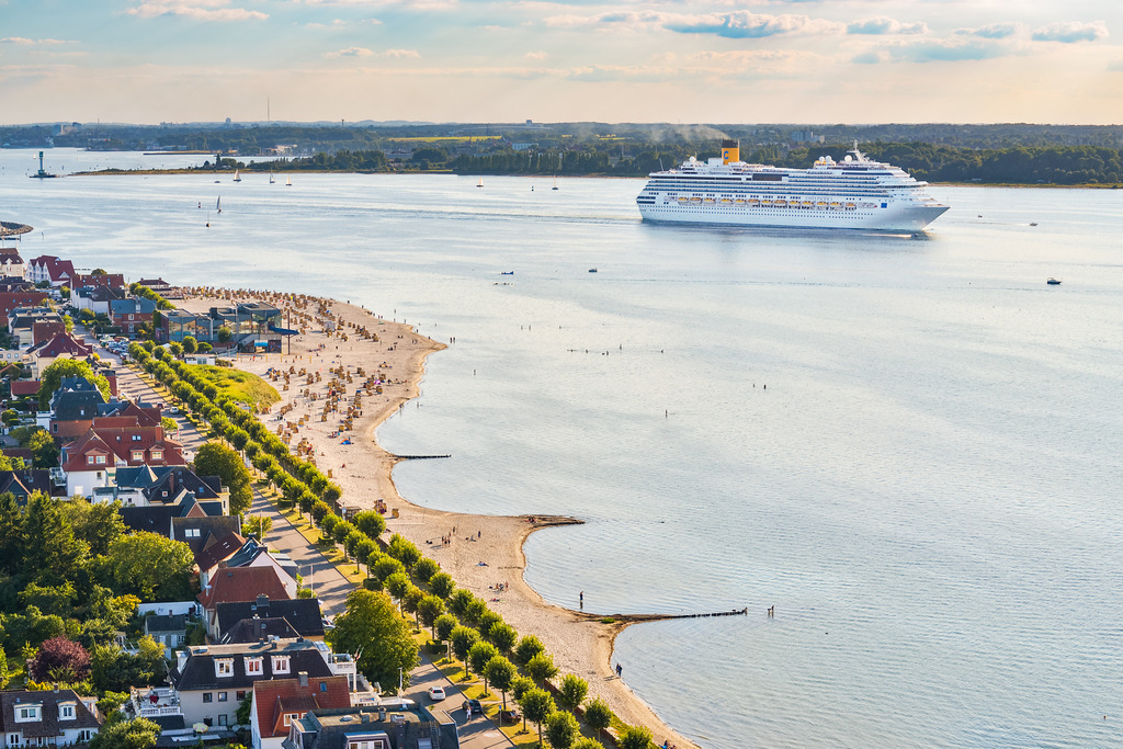 Costa Pacifica | An einem Sommerabend fährt die Costa Pacifica am Ausgang der Kieler Förde auf die Ostsee hinaus. Die Costa Pacifica ist ein Kreuzfahrtschiff von 290 Metern Länge, es hatte im Jahr 2008 seinen Stapellauf. - Realisiert mit Pictrs.com