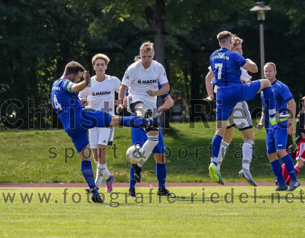 2023-09-02_021_SG_Markt_Schwaben_gegen_TSV_Hohenbrunn | Markt Schwaben, Deutschland, 02.09.2023:
Fußball, Kreisklasse 2023 / 2024, 3. Spieltag, (SG) Markt Schwaben gegen TSV Hohenbrunn, Endergebnis: 2:0

Christoph Schulz (TSV Hohenbrunn, #4), Fabrizio Brandes (SG Markt Schwaben, #10), David Fischer (TSV Hohenbrunn, #7)

Foto: Christian Riedel / fotografie-riedel.net