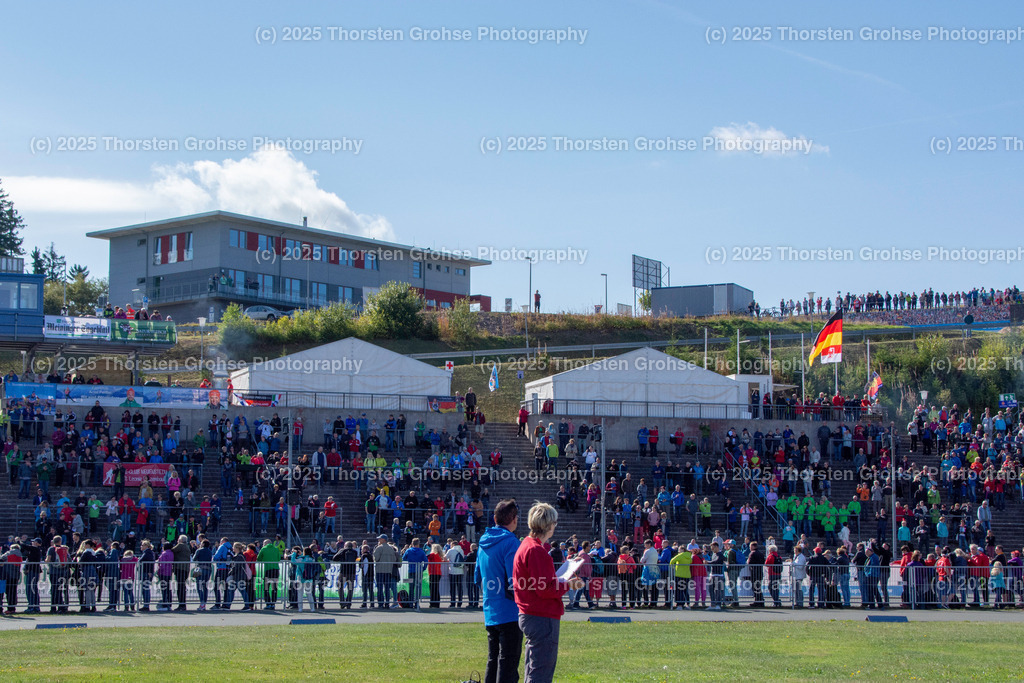 Deutsche Meisterschaften Biathlon 2018 | Deutsche Meisterschaften Biathlon 2018, Massenstart Frauen am 15.09.2018 in der DKB SKI ARENA in Oberhof, (Deutschland)

Bild: Die Zuschauer-Tribühnen in Oberhof - Realisiert mit Pictrs.com