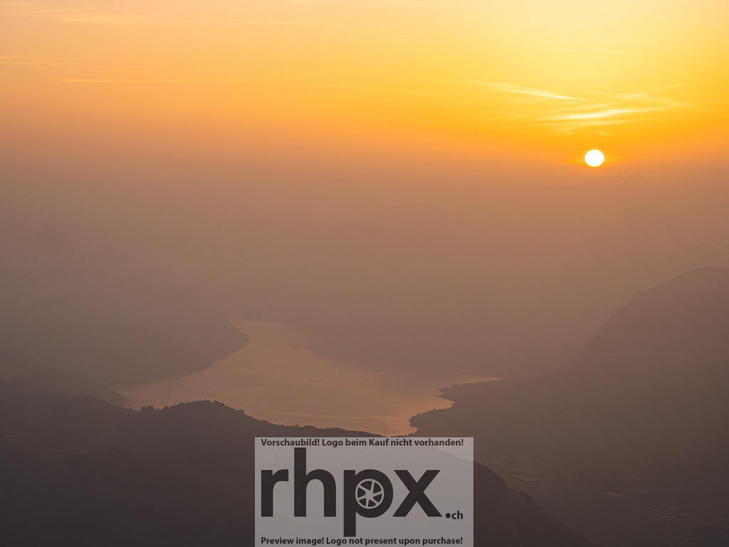 Sonnenaufgang am Pilatus | Stimmungsvolle Fotokunst aus Luzern. Erlebe den Pilatus, den See und die Stadt Luzern in exklusiven Aufnahmen in der Fotogalerie & Shop. - Realisiert mit Pictrs.com