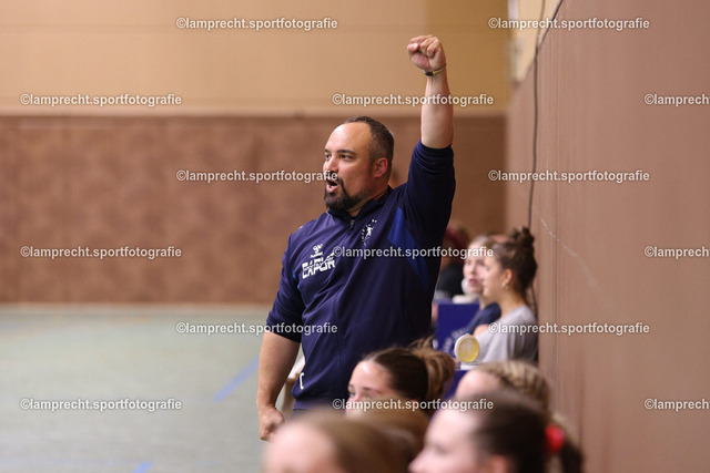 Handball I Juniorinnen I Saison 2026-2027 I Oberliga Schleswig-Holstein I 3. Spieltag I HSG Kalkberg 06 - TSV Bargteheide 123 | Benjamin Busch (Trainer, HSG Kalkberg 06) - Realisiert mit Pictrs.com