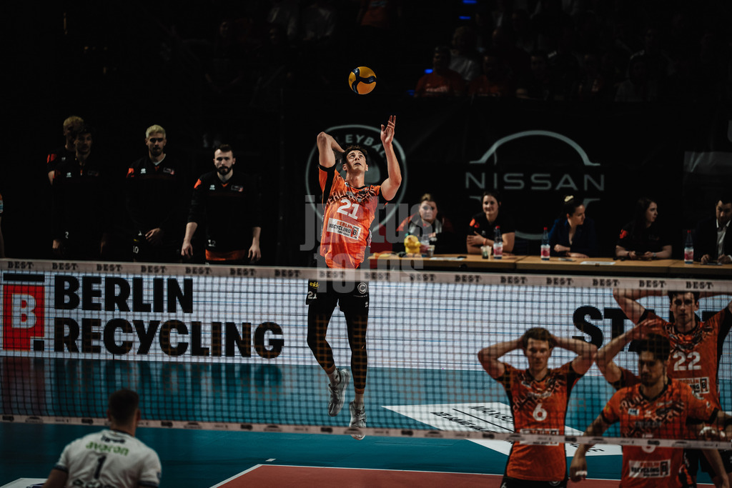 Volleyball | Herren | Saison 2024/2025 | 1. Volleyball Bundesliga Männer | Finale | BERLIN RECYCLING Volleys vs. SVG Lüneburg | 03.05.2025 | Aufschlag von Tobias Krick (#21, Berlin Recycling Volleys)