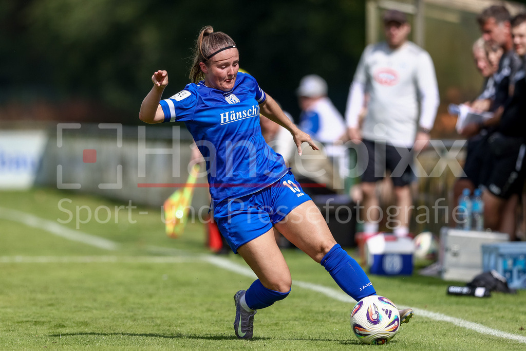 Fussball, Testspiel Frauen, SV Meppen - DSC Arminia Bielefeld | Ayleen Seyen (SV Meppen, 13) am Ball, Freisteller, Einzelbild, Ganzkörper, Aktion, Action, Spielszene