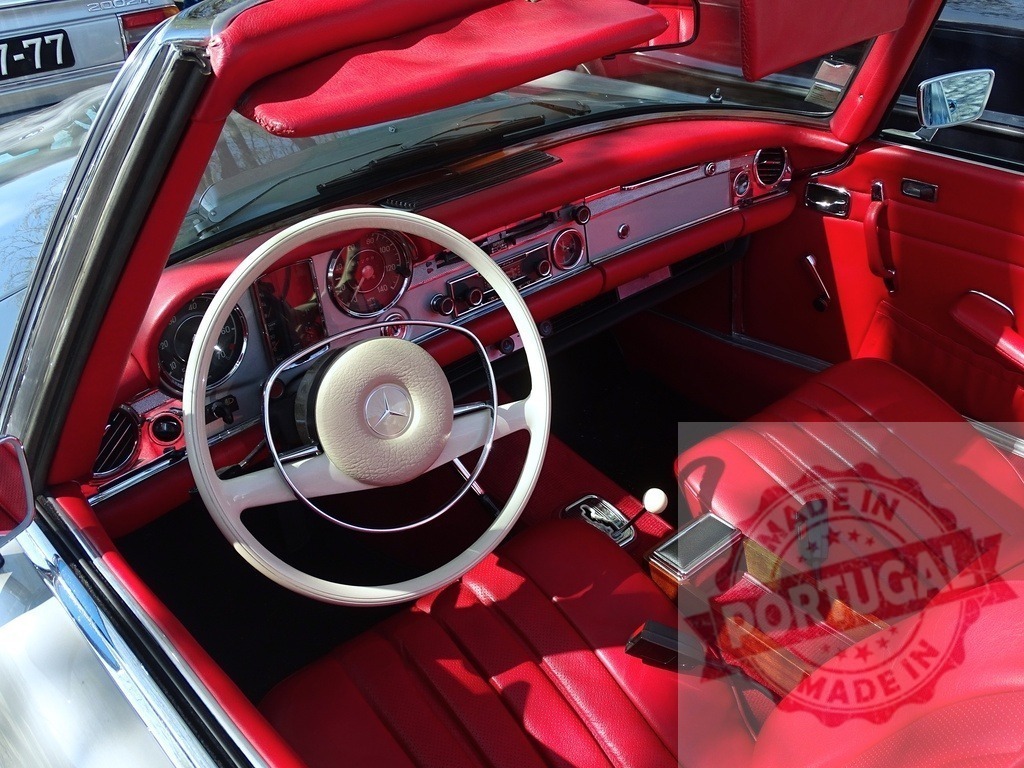Mercedes-Benz classic car red leather interior dashboard | Mercedes-Benz vintage car interior featuring red leather seats, dashboard, and white steering wheel - Realisiert mit Pictrs.com