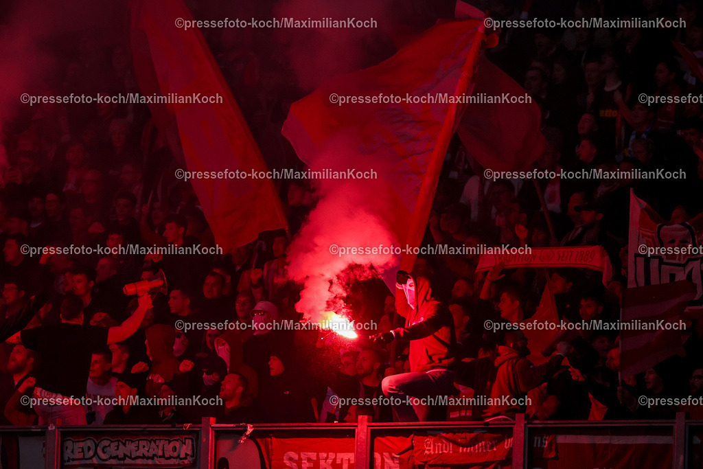 Schalke10112402126 | 10.11.2024, Fußball, FC Schalke 04 - SSV Jahn Regensburg, 2. Fußball Bundesliga, Veltins-Arena Gelsenkirchen, Saison 2024 2025: Ultras zünden im Gästeblock Pyrotechnik bengalos bengalisches Feuer Choreo Choreografie Feuerwerkskörper DFB regulations prohibit any use of photographs as image sequences and or quasi-video.