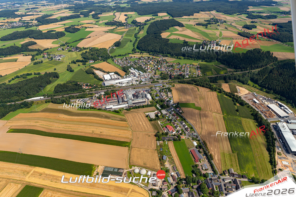 Die Luftaufnahme Holenbrunn - Wunsiedel wurde 2021 mittels Flugzeug (keine Drohne) erstellt. Hohe Auflösung -für große Poster und Wandbilder geeignet!
