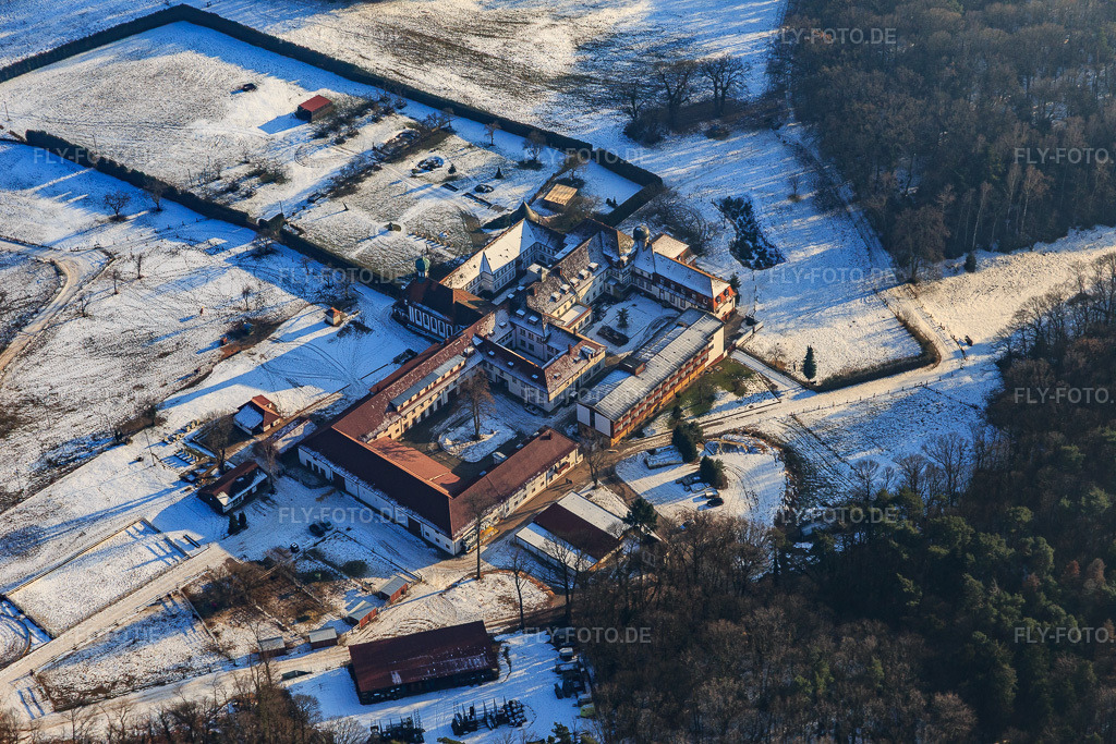 Luftbild: Perdepension im Kloster Liebfrauenberg im Winter bei Schnee in Bad Bergzabern im Bundesland Rheinland-Pfalz in Deutschland. Foto: IMG_096426.jpg vom 22.01.2017 durch Werner Riehm/FLY-FOTO.de