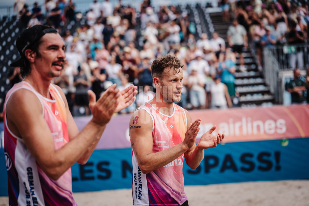 Beachvolleyball | Männer | Deutsche Meisterschaften 2025 Timmendorfer Strand | 04.09.2025 | v.l. Jannik Kühlborn und Eric Stadie-Seeber freuen sich nach dem Sieg