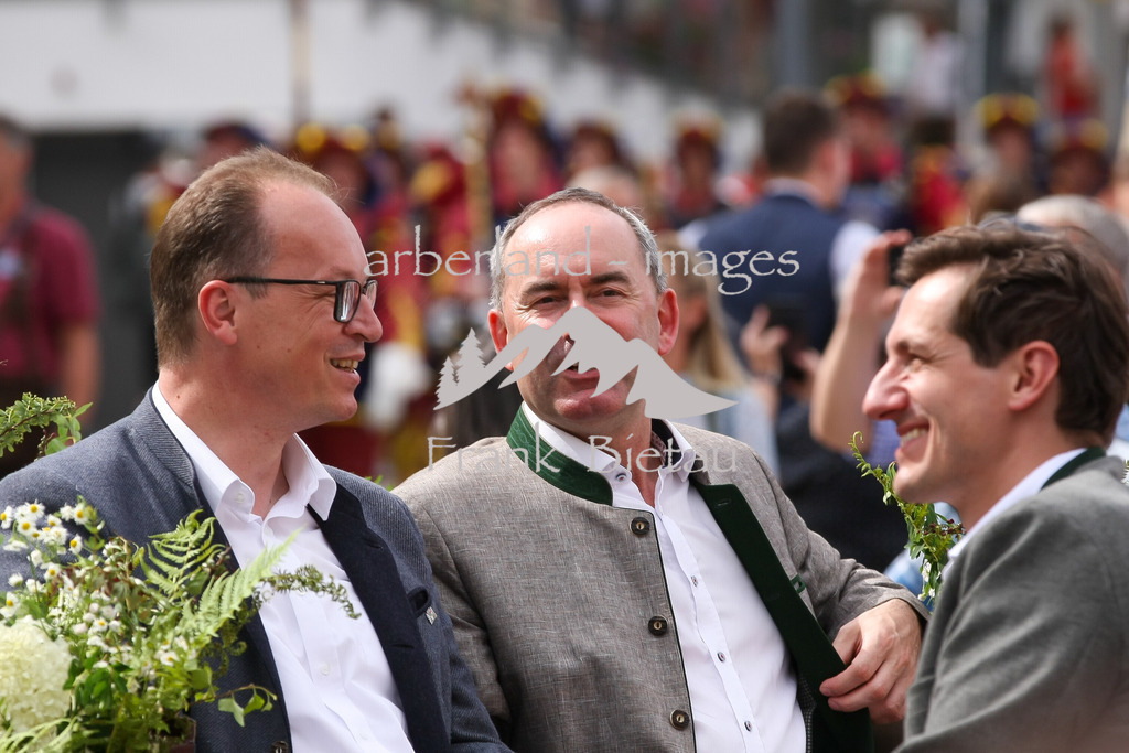 993T2136 | Eröffnung des 150 Pichelsteinerfest in Regen mit Ministerpräsident Markus Söder und Wirtschaftsminister Hubert Aiwanger