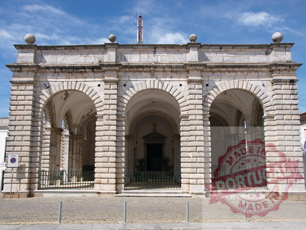 Praça de Giraldo arches and stone loggia in Évora, Portugal | Stone arches creating a Renaissance-style loggia in Praça de Giraldo, a historic landmark - Realized with Pictrs.com