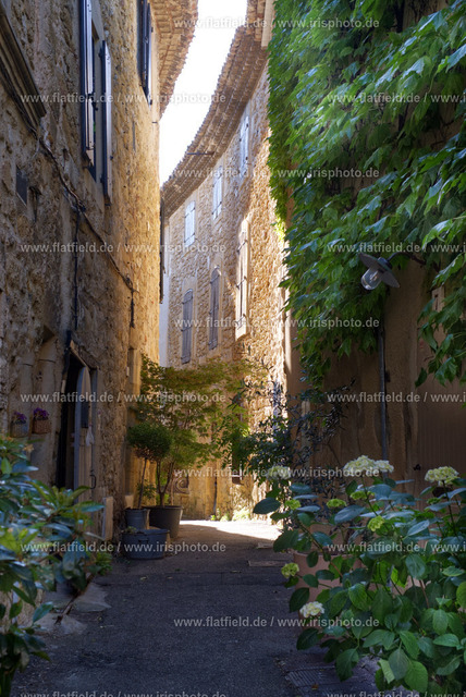 Abendliche Gasse in Lourmarin | Fotografie aus Lourmarin in der Provence