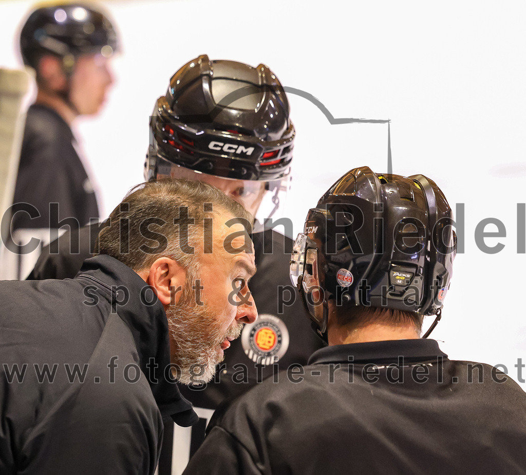 2024-03-15_090_TSV_Erding_gegen_EHC_Koenigsbrunn | Erding, Deutschland, 15.03.2024:
Eishockey, Bayernliga Playoffs 2023 / 2024, 3. Spieltag, TSV Erding gegen EHC Königsbrunn, Endergebnis: 3:4 n. V.

Teamchef Thomas Daffner (Erding Gladiators)

Foto: Christian Riedel / fotografie-riedel.net