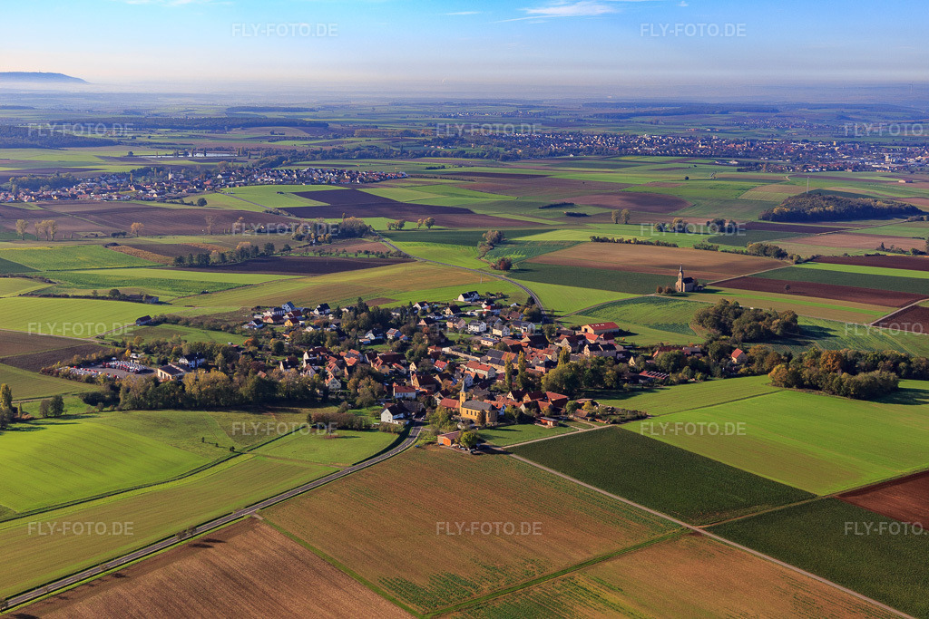 Luftbild: Dorfansicht aus Nordosten mit Kirche St. Wendelin im Ortsteil Bischwind in Dingolshausen im Bundesland Bayern in Deutschland. Foto: IMG_119542.jpg vom 26.10.2019 durch Werner Riehm/FLY-FOTO.de