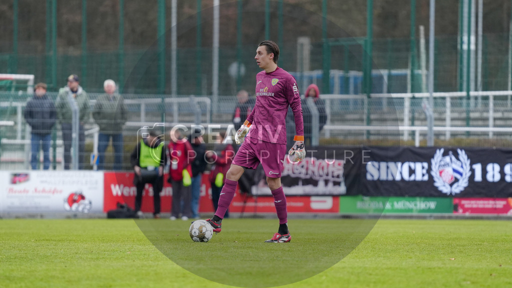 Fußball, Herren, Saison 2025/2026, Regionalliga Nordost, 18. Spieltag, FSV 63 Luckenwalde vs. FC Rot-Weiß Erfurt, Samstag 06.12.2025, Werner-Seelenbinder-Stadion Luckenwalde, | Fußball, Herren, Saison 2025/2026, Regionalliga Nordost, 18. Spieltag, FSV 63 Luckenwalde vs. FC Rot-Weiß Erfurt, Samstag 06.12.2025, Werner-Seelenbinder-Stadion Luckenwalde, Im Bild: Kevin Tittel (Luckenwalde) - Realisiert mit Pictrs.com