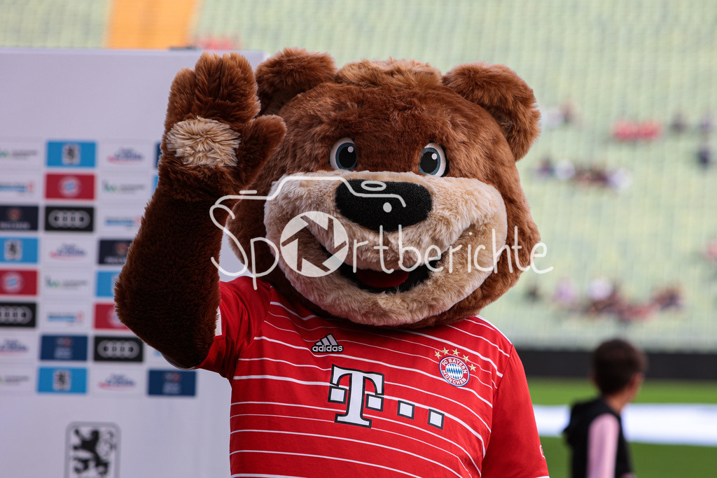 FC Bayern Muenchen - TSV 1860 Muenchen | FCB Maskotchen Bernie in Aktion