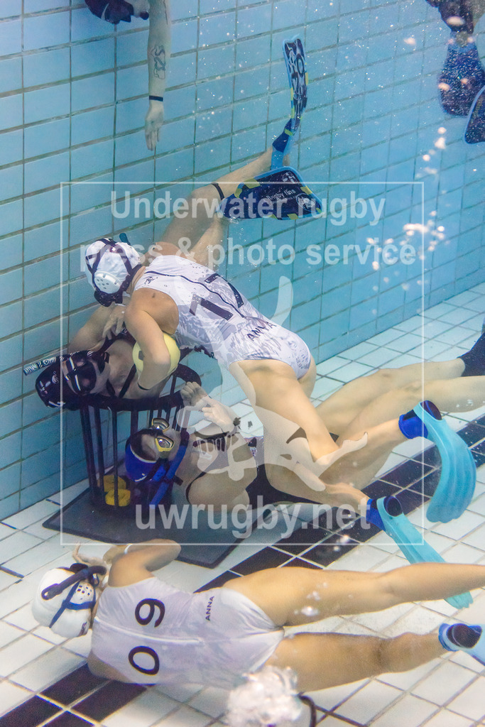 24. - 26.11.2023: Unterwasser-Rugby Champions Cup 2023  | Damen-Spiel: UWRC Wien (Österreich) in blau gegen Helvetia (Schweiz) in weiß. Die Schweizer Meisterin Anya Suetinova (weiß #17) greift das österreichische Tor an. - Realisiert mit Pictrs.com