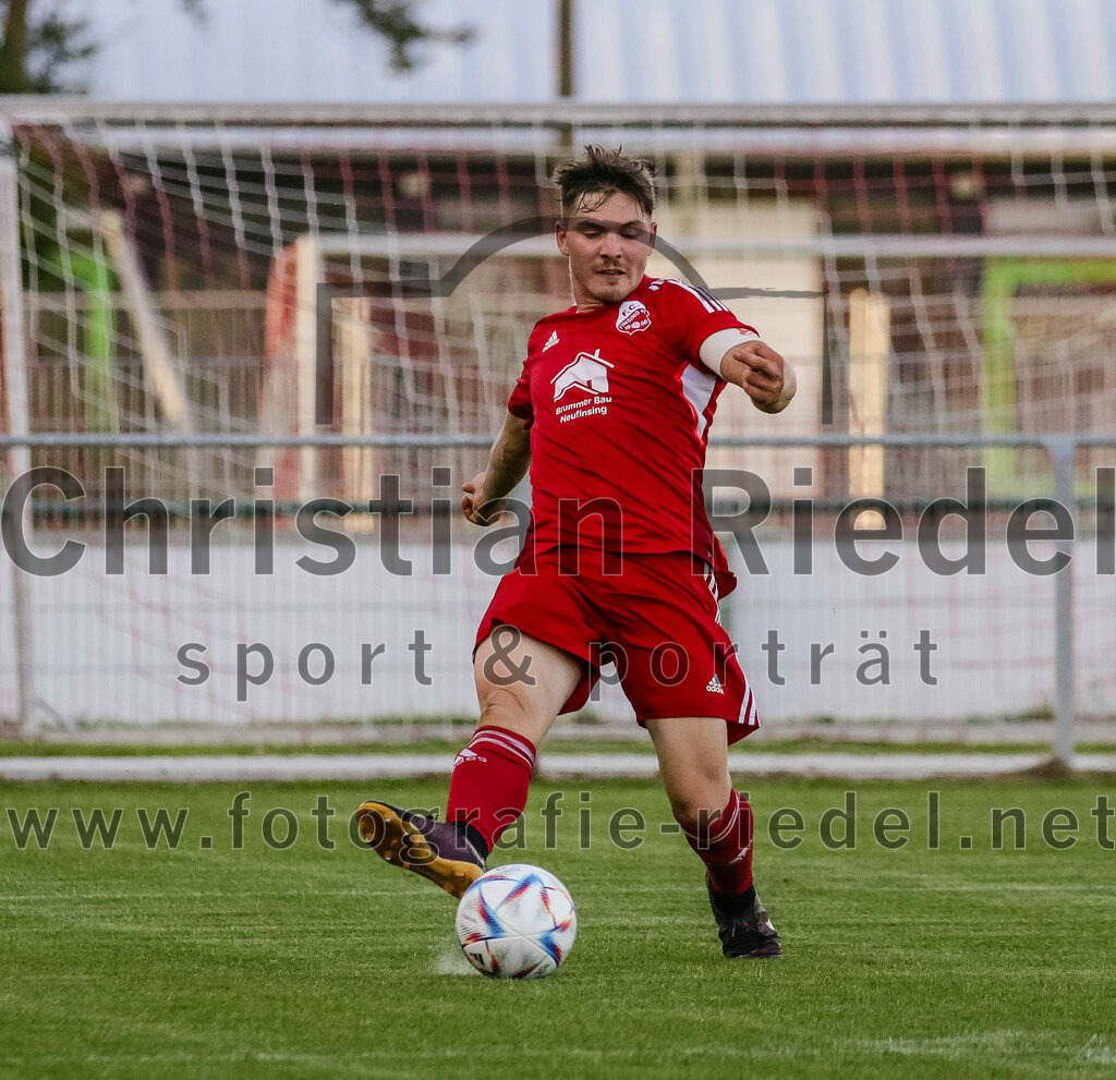 2023-08-11_077_FC_Finsing_gegen_SV_Eichenried | Finsing, Deutschland, 11.08.2023:
Fußball, Kreisliga 2023 / 2024, 4. Spieltag, FC Finsing gegen SV Eichenried, Endergebnis: 3:0

Leonhard Hölzl (FC Finsing, #5)

Foto: Christian Riedel / fotografie-riedel.net