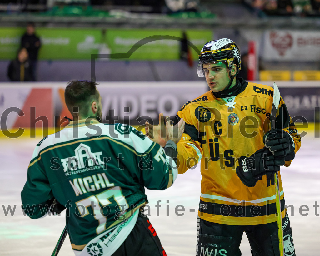 2026-02-27_036_TSV_Erding_gegen_EV_Fuessen | Erding, Deutschland, 27.02.2026:Eishockey, Oberliga Süd 2025 / 2026, 51. Spieltag, TSV Erding gegen EV Füssen, Endergebnis: 2:4Philipp Michl (Erding Gladiators, #77), Julian Straub (EV Füssen, #19)Foto: Christian Riedel / fotografie-riedel.net