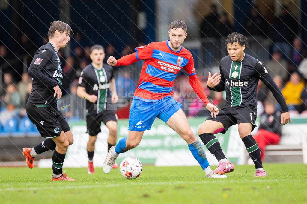 20251005_Picselweb-Fotografie_1R3_2234 | Tim Antonius Laurent van den Heuvel (24, Hannover 96 II), Jannes Wulff (5, SV Drochtersen/Assel), Montell Ndikom (23, Hannover 96 II) - Realisiert mit Pictrs.com