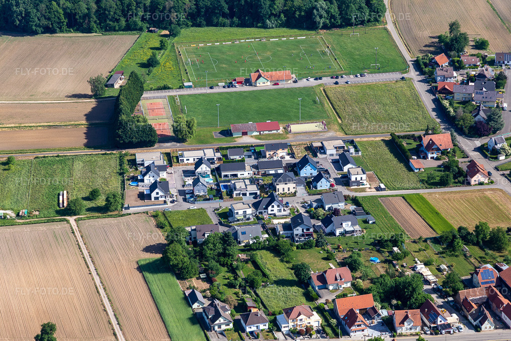 Luftbild: Rue Allmend in Niederlauterbach im Bundesland Bas-Rhin in Frankreich. Foto: IMG_131729.jpg vom 22.05.2022 durch Werner Riehm/FLY-FOTO.de