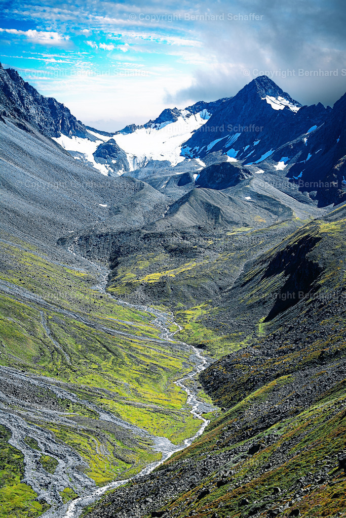 Gipfel im Schnee | Ein Gebirgstal mit schneebedeckten Gipfeln in Österreich. - Realisiert mit Pictrs.com