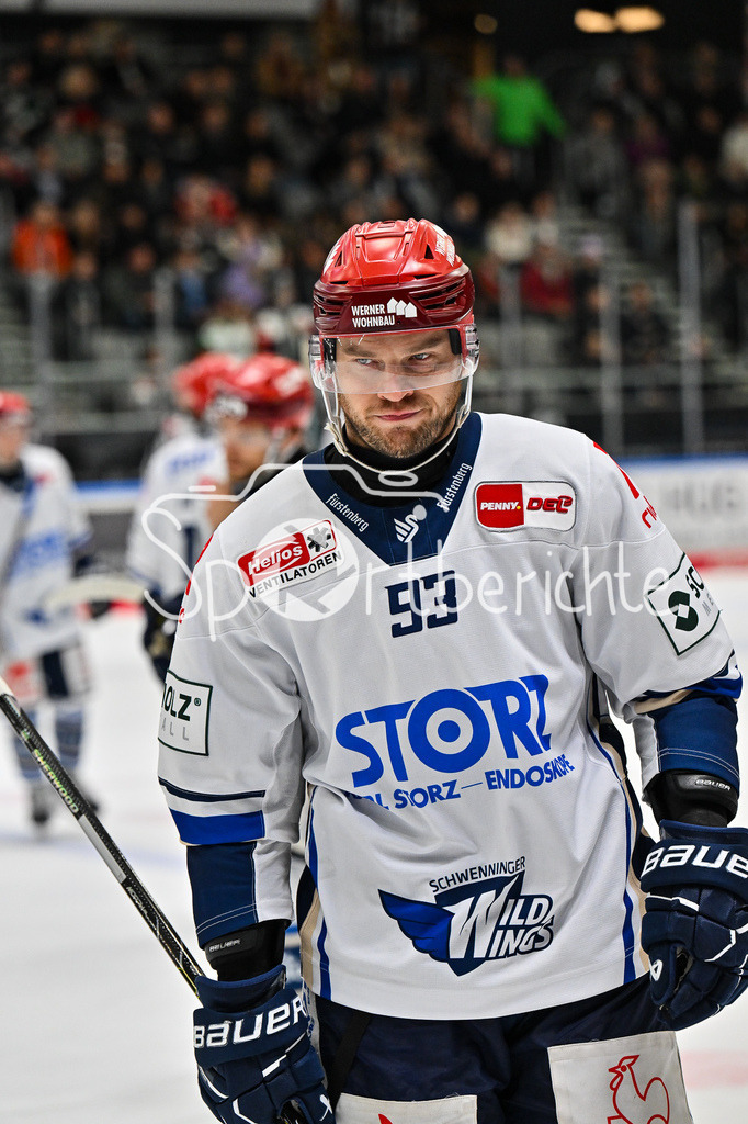 Augsburger Panther - Schwenninger Wild Wings | AUGSBURG, DEUTSCHLAND - 2. NOVEMBER: Sebastian UVIRA (Schwenninger Wild Wings 93) niedergeschlagen beim Ligaspiel zwischen den Augsburger Panthern und den Schwenninger Wild Wings am 17. Spieltag der Penny DEL im Curt Frenzel Stadion am 02.11.2025 / traurig
