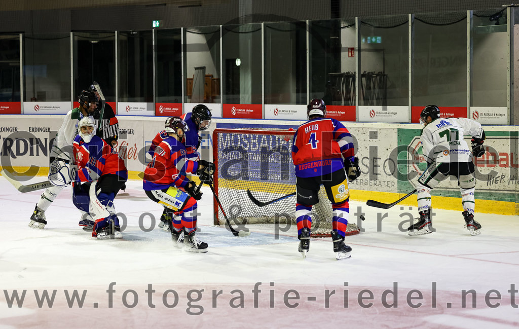 2022-09-09_100_TSV_Erding_gegen_Deggendorfer_SC | Erding, Deutschland, 09.09.2022:
Eishockey, Bayernliga 2022 / 2023, Testspiel, TSV Erding gegen Deggendorfer SC, Endergebnis: 2:5

Torwart Justin Köpf (Deggendorfer SC, #30), Alex Grossrubatscher (Deggendorfer SC, #91), Silvan Heiß (Deggendorfer SC, #4), Philipp Michl (Erding Gladiators, #77)

Foto: Christian Riedel / fotografie-riedel.net