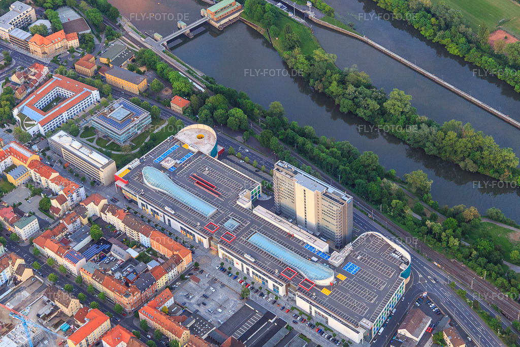 Luftbild: Gewerbegebiet ECE mit Stadtgalerie Schweinfurt und MediaMarkt Schweinfurt City aus Westen in Schweinfurt im Bundesland Bayern in Deutschland. – Foto: IMG_100242.jpg vom 26.05.2017 durch Werner Riehm/FLY-FOTO.de – Auflösung des Originals: 4655 x 3103 px – instagram – MediaMarkt Schweinfurt City | Dein Elektromarkt vor Ort