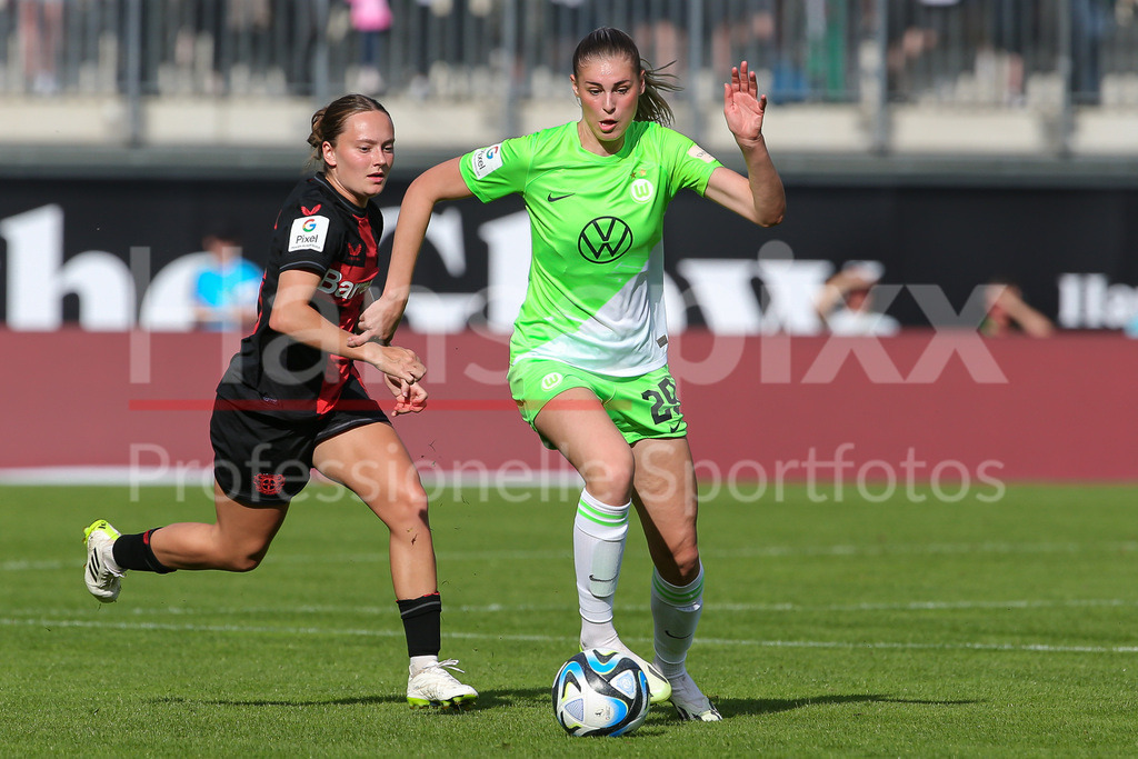 Fussball, Google Pixel Frauen-Bundesliga, VfL Wolfsburg - Bayer 04 Leverkusen | v.li.: Sofie Zdebel (Bayer 04 Leverkusen, 16) und Jule Brand (VfL Wolfsburg, 29) im Zweikampf, Duell, Dynamik, Aktion, Action, Spielszene, DIE DFB-RICHTLINIEN UNTERSAGEN JEGLICHE NUTZUNG VON FOTOS ALS SEQUENZBILDER UND/ODER VIDEOÄHNLICHE FOTOSTRECKEN. DFB REGULATIONS PROHIBIT ANY USE OF PHOTOGRAPHS AS IMAGE SEQUENCES AND/OR QUASI-VIDEO.