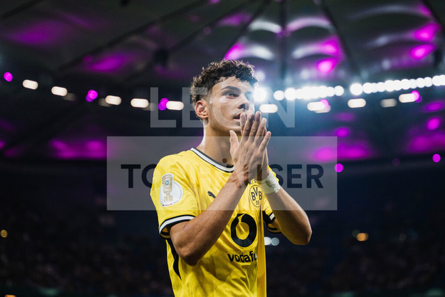 DFB-Pokal: HEBC - Borussia Dortmund, 01.09.2026 | Samuele Inacio (Borussia Dortmund, 40) wurde ausgewechselt, klatscht zu den Fans; Fußball, DFB-Pokal, 1. Runde: HEBC vs. Borussia Dortmund am 01.09.2026 im Volksparkstadion, HamburgDFB REGULATIONS PROHIBIT ANY USE OF PHOTOGRAPHS AS IMAGE SEQUENCES AND/OR QUASI-VIDEO. - Realisiert mit Pictrs.com