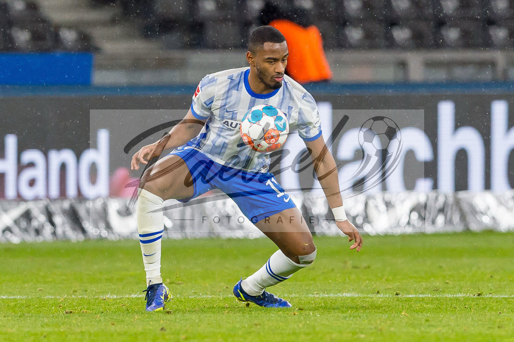 HERBOC20220204_282 | Fussball, Herren: Myziane Maolida (Hertha BSC) in Aktion, am Ball, Einzelaktion bei dem Spiel der 1. Bundesliga zwischen Hertha BSC und VfL Bochum im Olypiastadion am 04.02.2022 in Berlin, Deutschland.DFB / DFL REGULATIONS PROHIBIT ANY USE OF PHOTOGRAPHS AS IMAGE SEQUENCES AND/OR QUASI-VIDEO. - Realisiert mit Pictrs.com