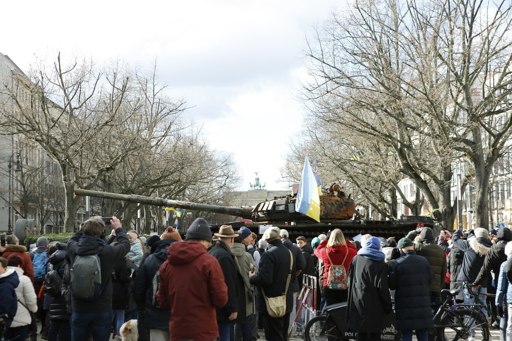 Deutschland: Panzerwrack aus der Ukraine vor der russischen Botschaft in Berlin | Deutschland, Berlin, 26.02.2023. Ein Panzerwrack steht seit dem Jahrestag des russischen Angriffs auf die Ukraine vor der russischen Botschaft in Berlin-Mitte. Der zerstörte Panzer vom Typ T-72 vor dem Gebäude Unter den Linden als Mahnmal gegen den Krieg stehen.