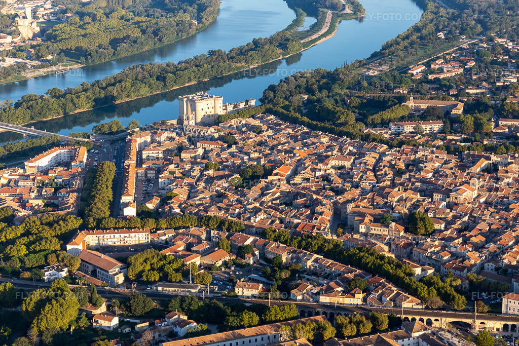 Aerial view: Château de Tarascon above the Rhône in Tarascon in the state Bouches du Rhone, France. – Photo: IMG_129565.jpg taken on 09/23/2021 by Werner Riehm/FLY-FOTO.com – Resolution of the original: 5472 x 3648 px