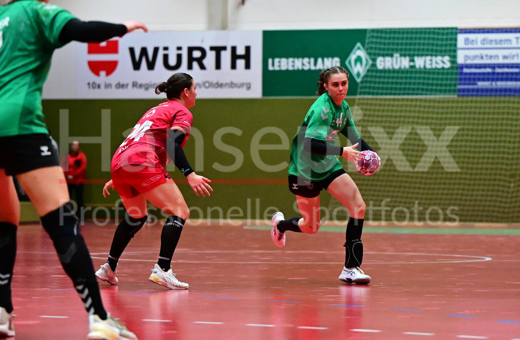Handball, 2. Bundesliga Frauen, SV Werder Bremen - HSG Bad Wildungen Vipers | v.li.: Melina Hahn (HSG Bad Wildungen Vipers, 24) und Chiara Thorn (SV Werder Bremen, 44) im Laufduell, im Zweikampf, Duell, Spielszene, Aktion, Action