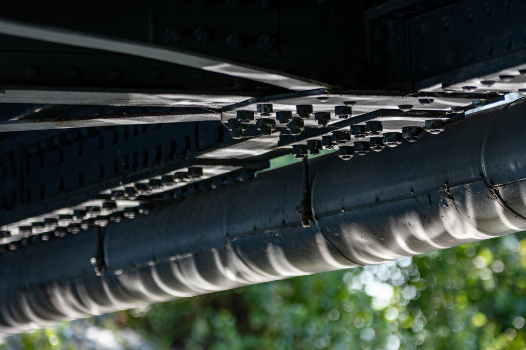Perlschrauben | Lichtreflexion der Wellen an der Unterseite der Kleinen Eiswerderbrücke - Realisiert mit Pictrs.com
